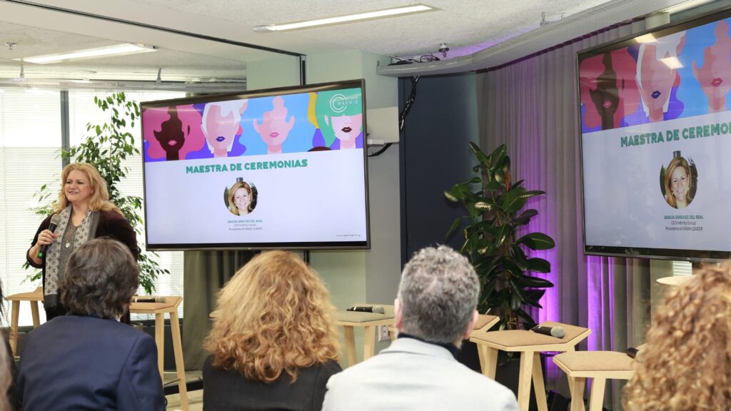 Gracia Sánchez del Real, presidenta de WOMAN LEADER, actuó como maestra de ceremonias de la jornada CYBER EMBAJADORAS