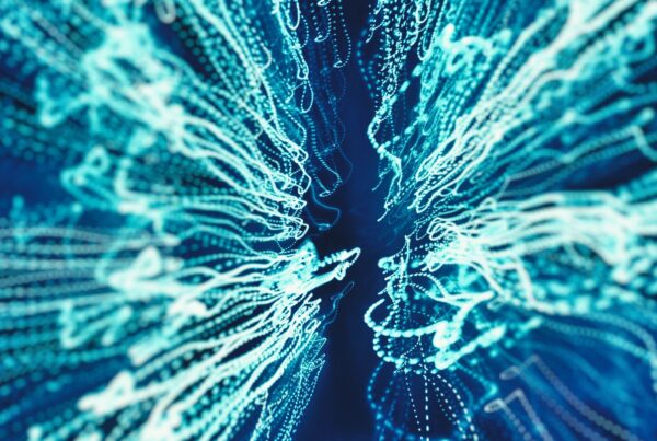 Flujos de datos luminosos convergiendo sobre fondo azul, representación abstracta de la computación cuántica
